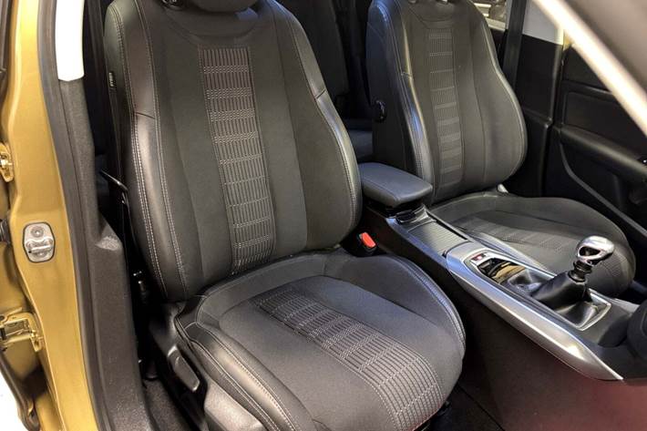 Gul Peugeot 308 fra 2017