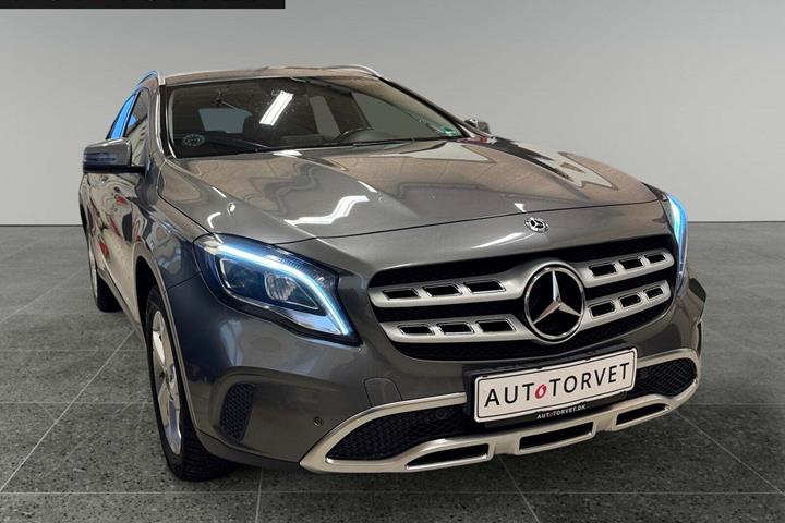 Grå Mercedes GLA200 d fra 2017 set udefra