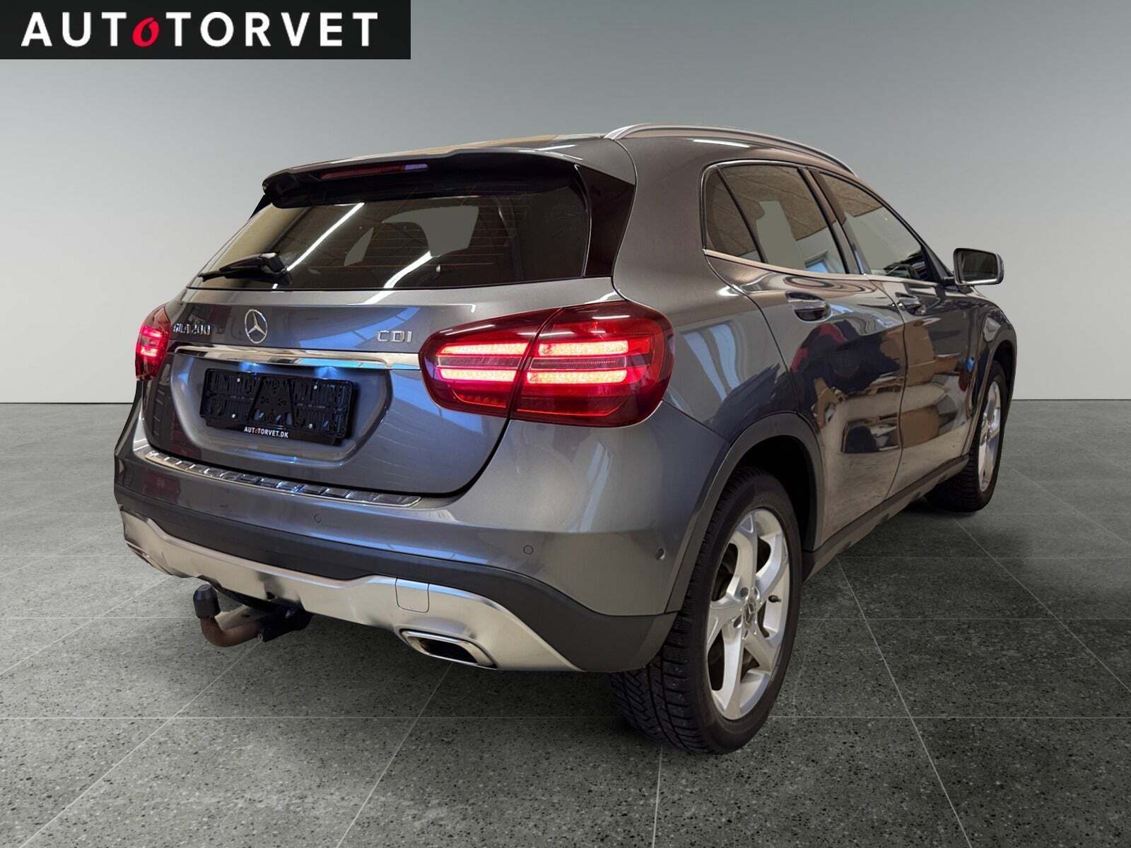 Grå Mercedes GLA200 d fra 2017 set udefra