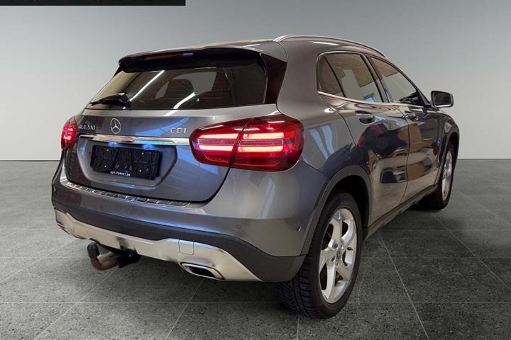 Grå Mercedes GLA200 d fra 2017 set udefra