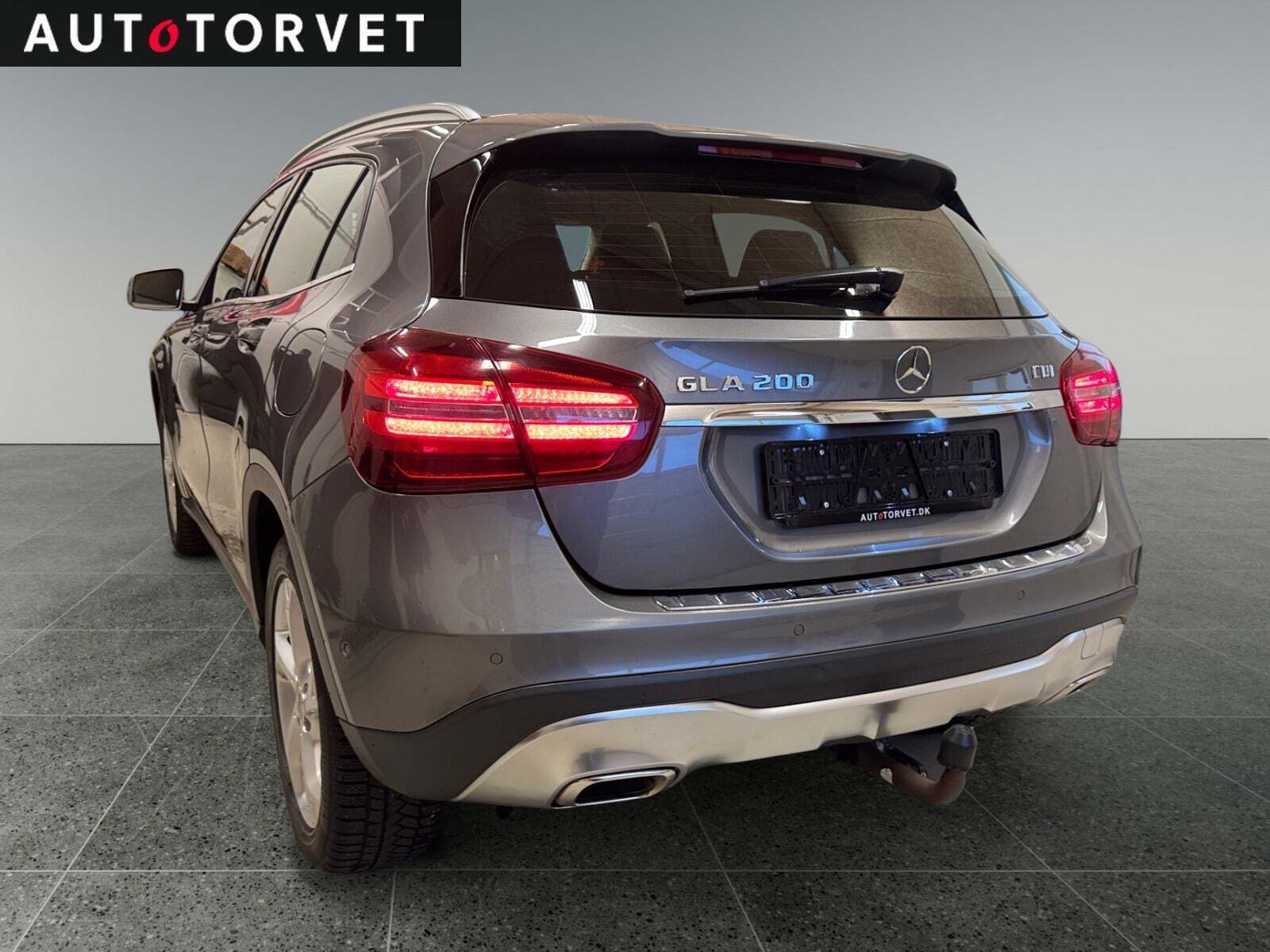 Grå Mercedes GLA200 d fra 2017 set udefra
