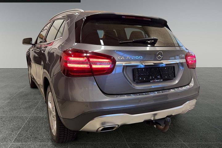 Grå Mercedes GLA200 d fra 2017 set udefra
