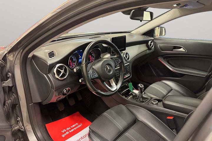 Grå Mercedes GLA200 d fra 2017 set indefra