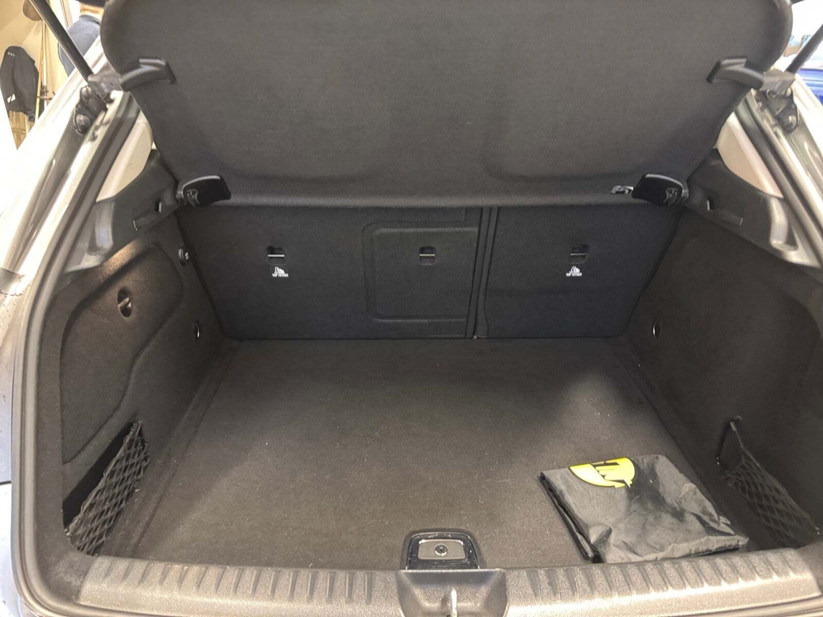 Grå Mercedes GLA200 d fra 2017 set indefra