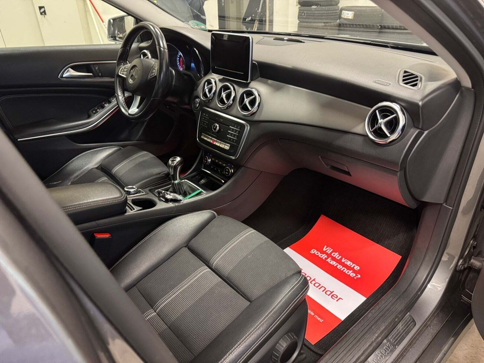 Grå Mercedes GLA200 d fra 2017 set indefra
