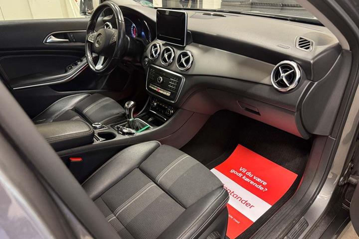 Grå Mercedes GLA200 d fra 2017 set indefra