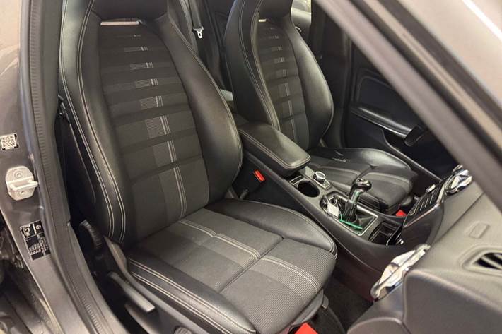 Grå Mercedes GLA200 d fra 2017