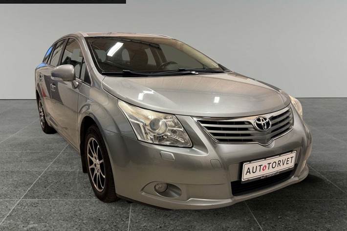 Sølv Toyota Avensis fra 2011