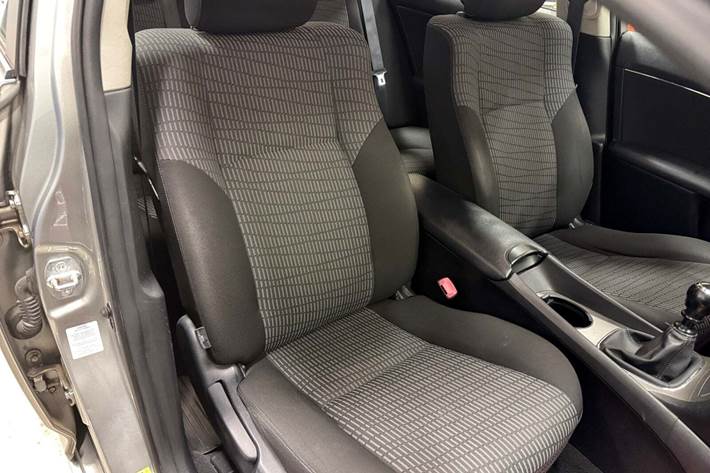 Sølv Toyota Avensis fra 2011