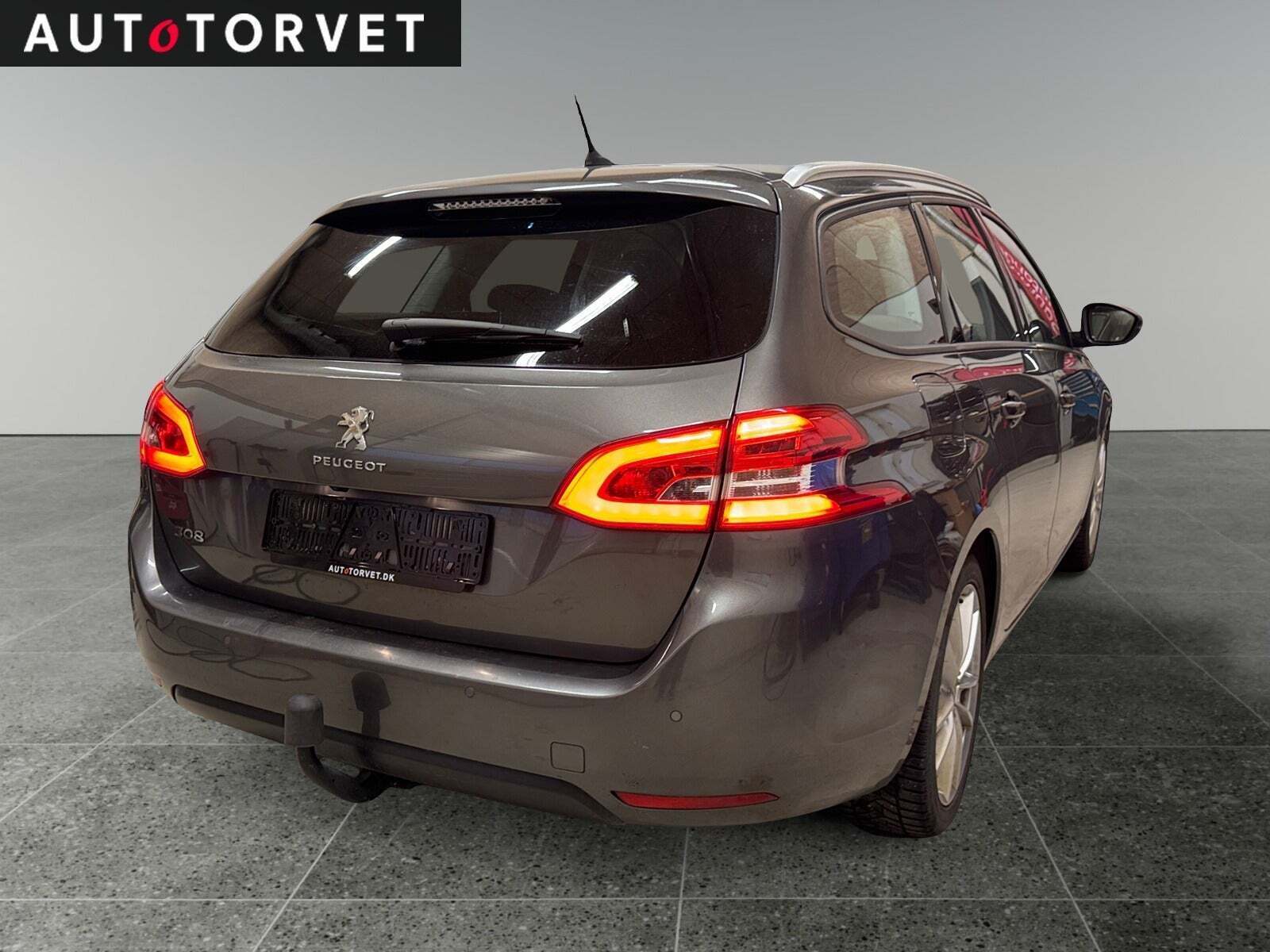 Grå Peugeot 308 fra 2019
