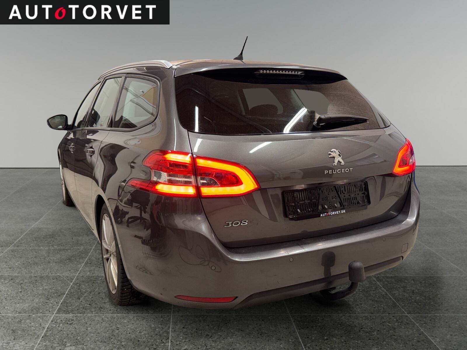 Grå Peugeot 308 fra 2019