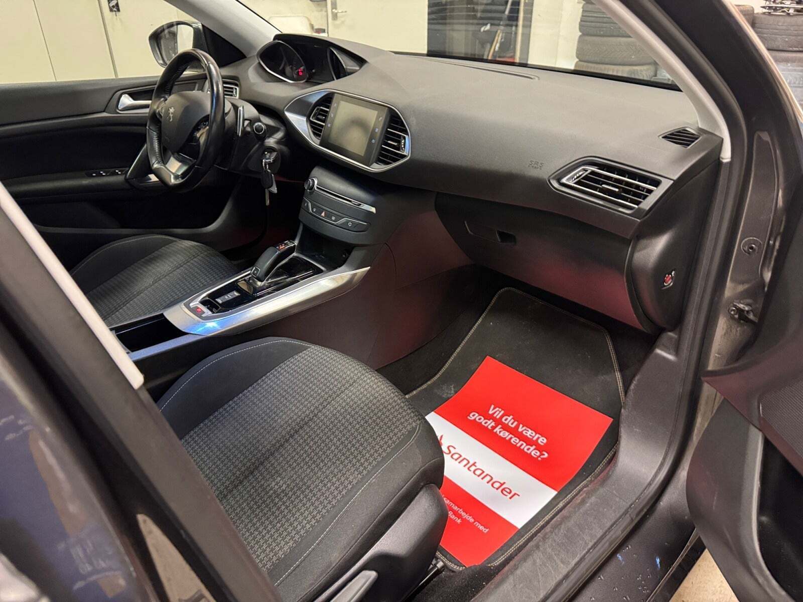 Grå Peugeot 308 fra 2019
