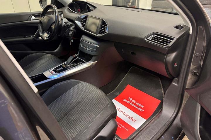 Grå Peugeot 308 fra 2019