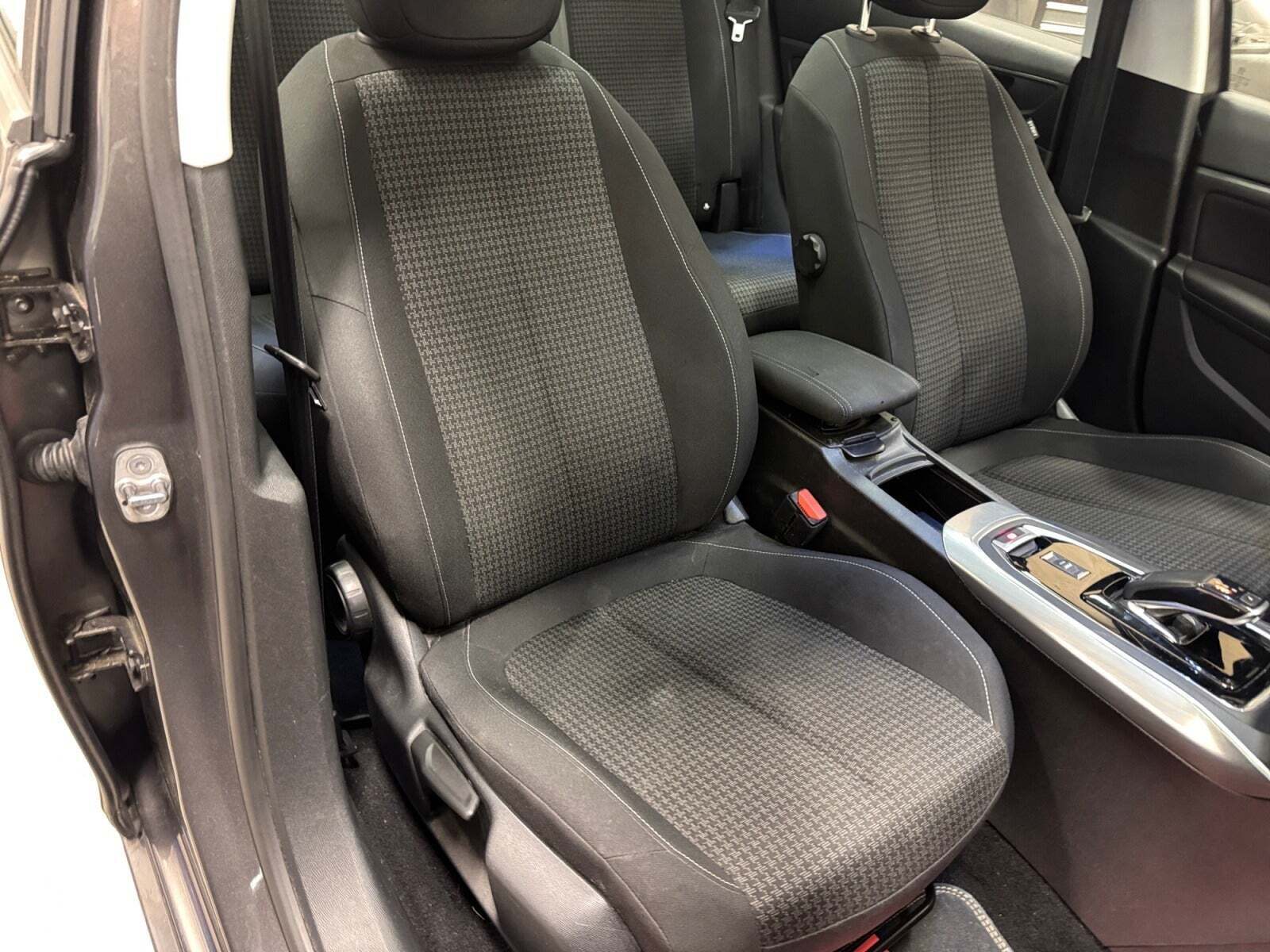 Grå Peugeot 308 fra 2019