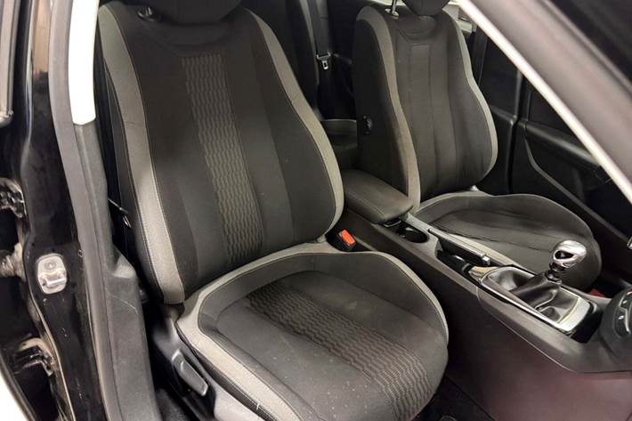 Sort Peugeot 308 fra 2015