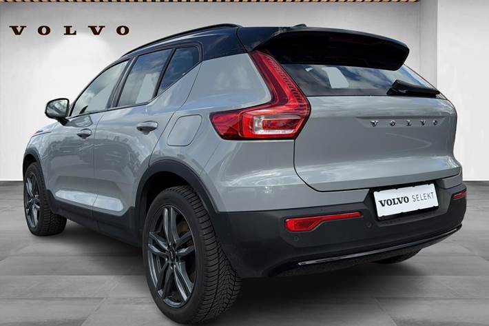 Grå Volvo XC40 fra 2024