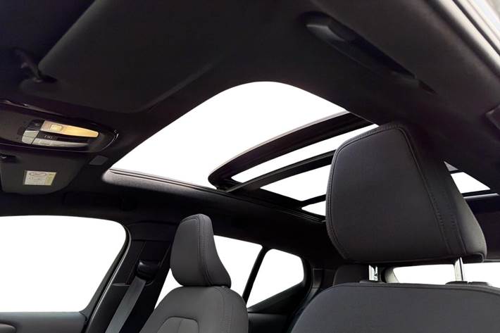 Grå Volvo XC40 fra 2024