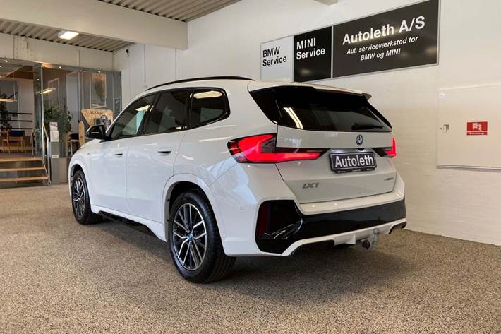 Hvid BMW iX1 fra 2025