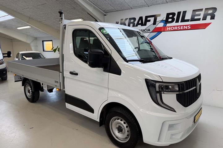 Hvid Renault Master V T35 fra 2025 set udefra