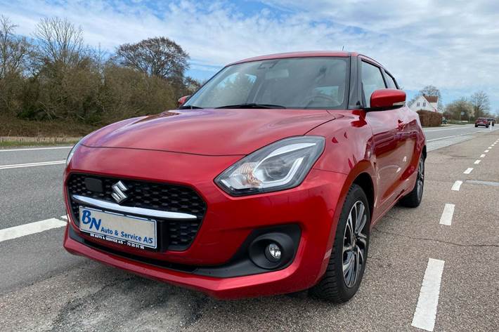 Rød Suzuki Swift fra 2023 set udefra