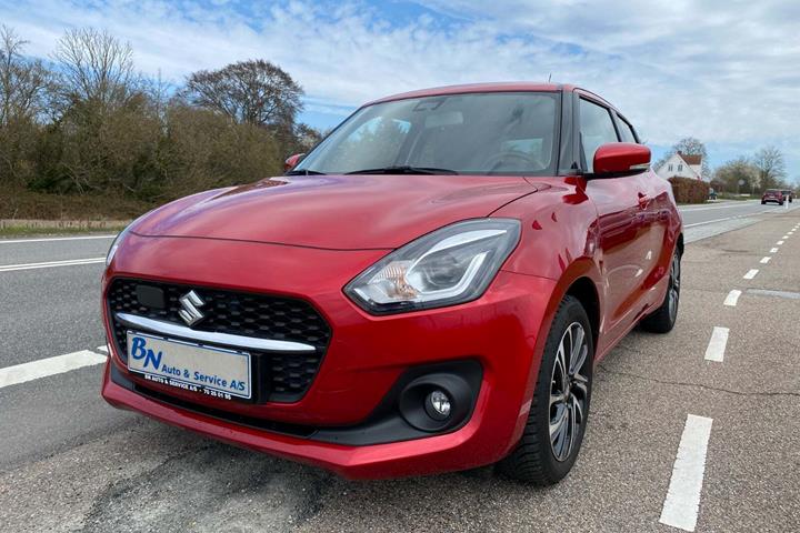 Rød Suzuki Swift fra 2023 set udefra