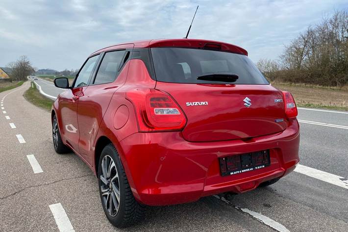 Rød Suzuki Swift fra 2023