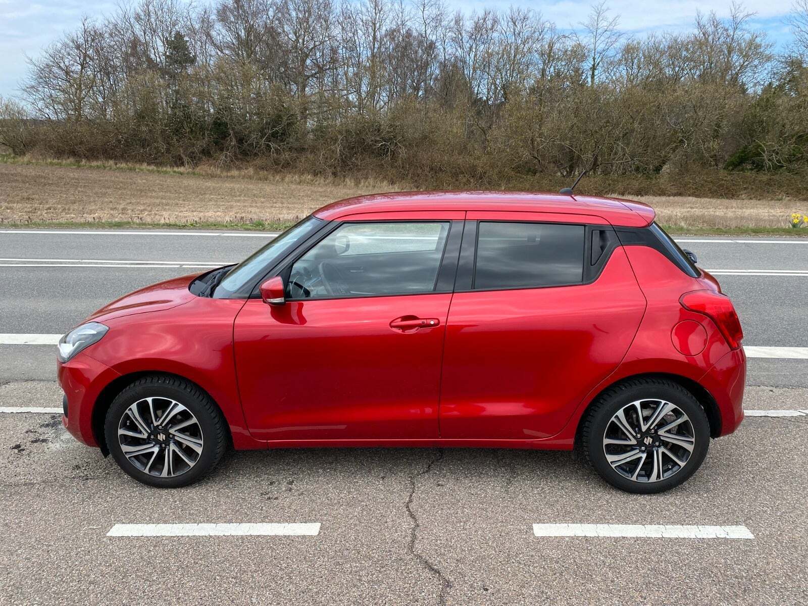 Rød Suzuki Swift fra 2023
