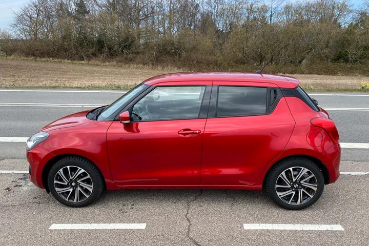 Rød Suzuki Swift fra 2023