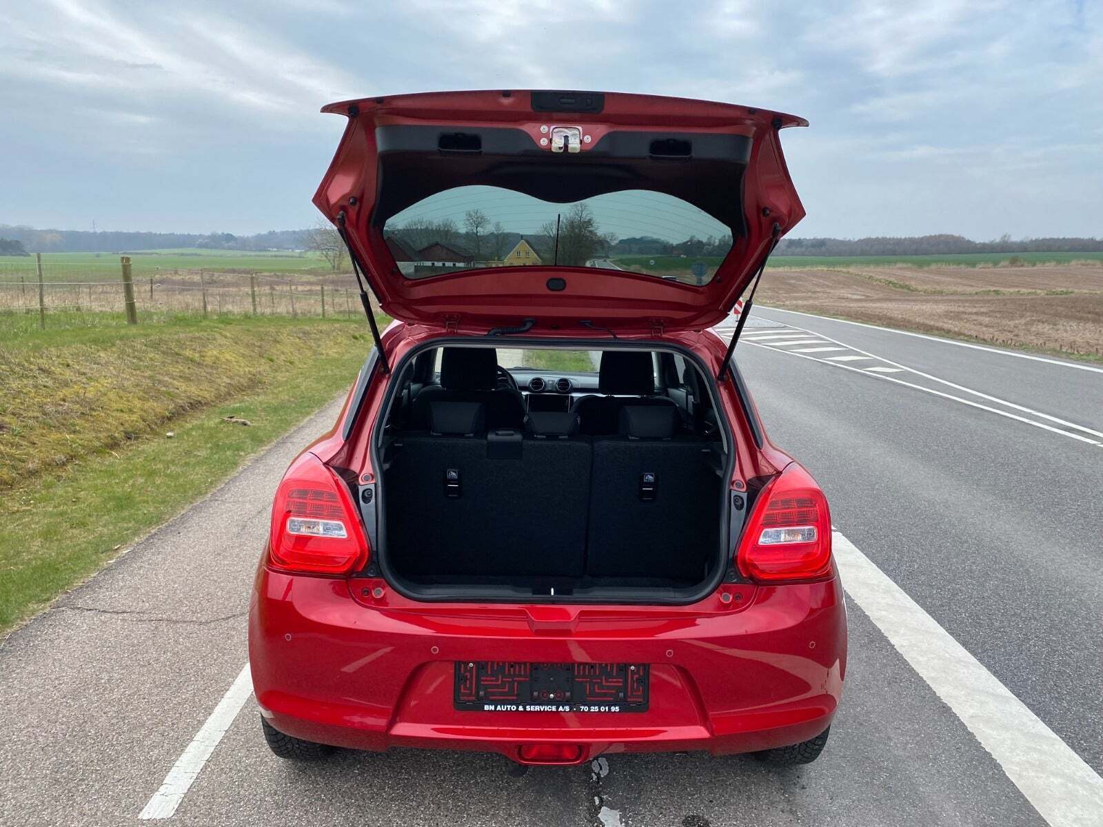 Rød Suzuki Swift fra 2023