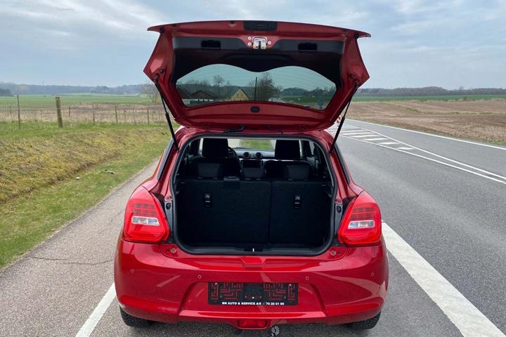 Rød Suzuki Swift fra 2023