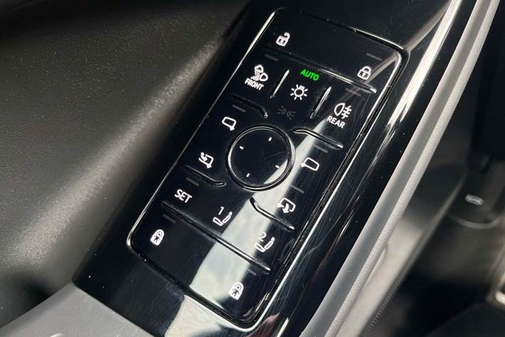 Blå Audi Q6 e-tron fra 2025