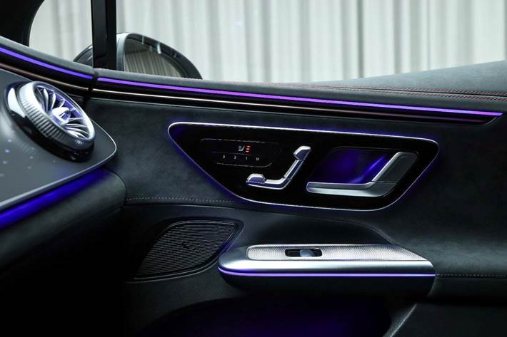 Grå Mercedes EQE350 fra 2024