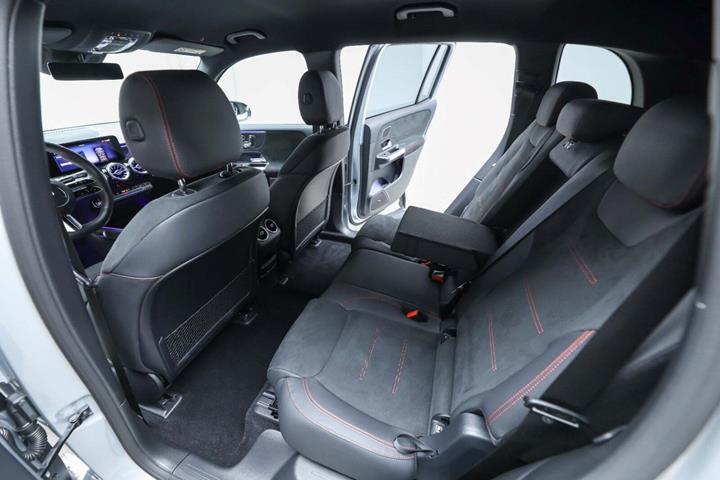 Sølv Mercedes EQB250+ fra 2026