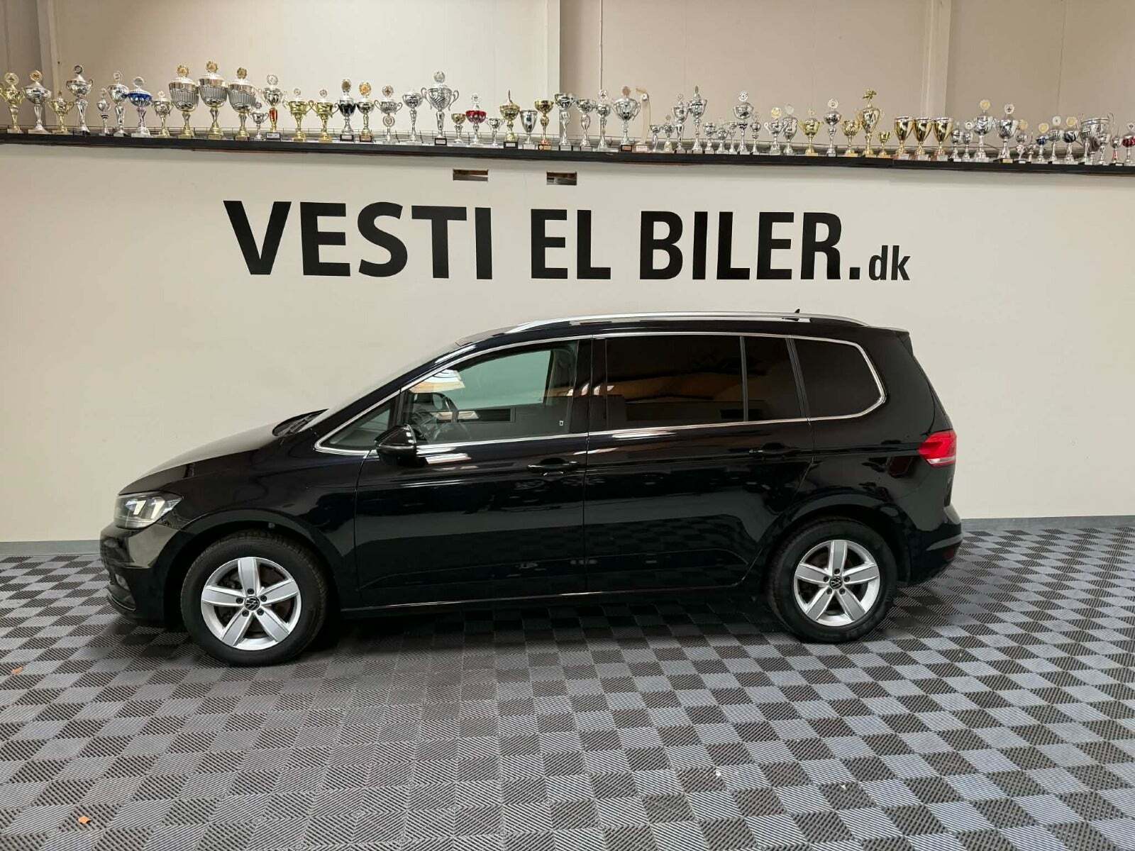Sort VW Touran fra 2023