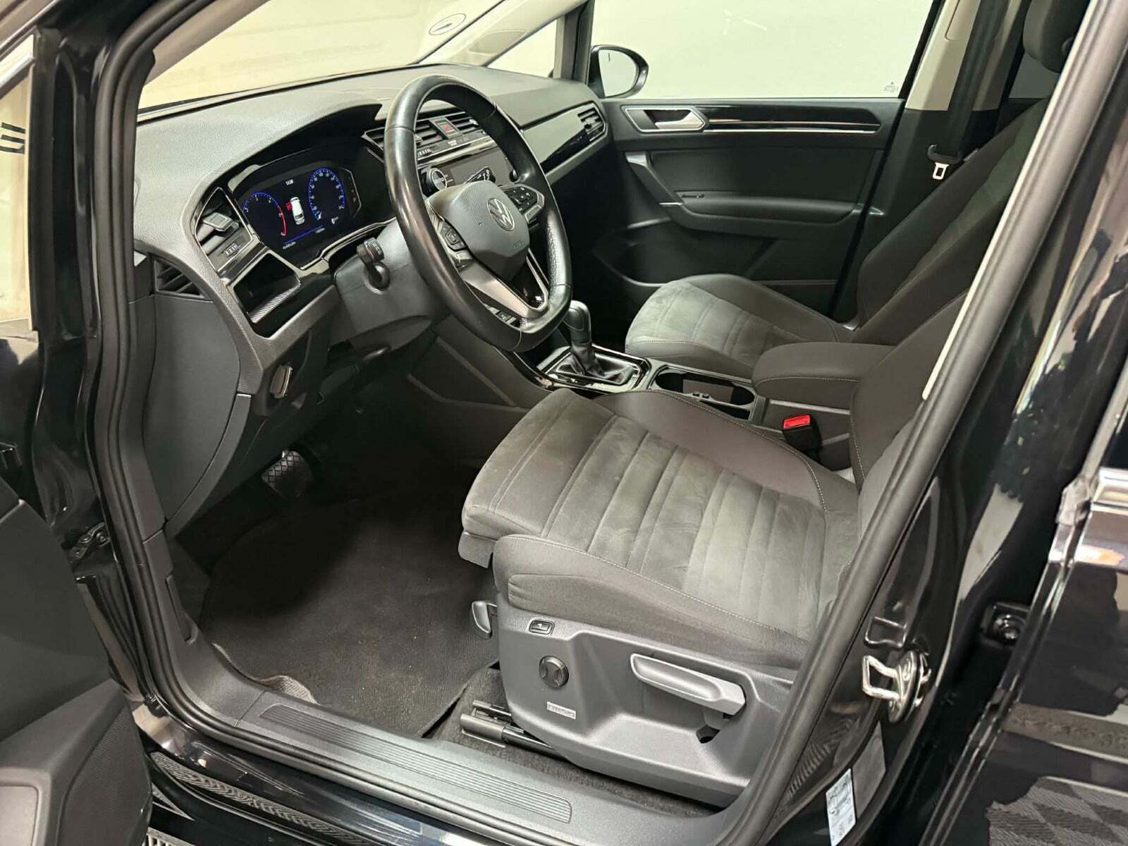 Sort VW Touran fra 2023