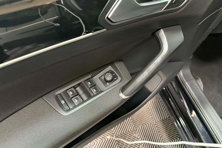 Sort VW Touran fra 2023