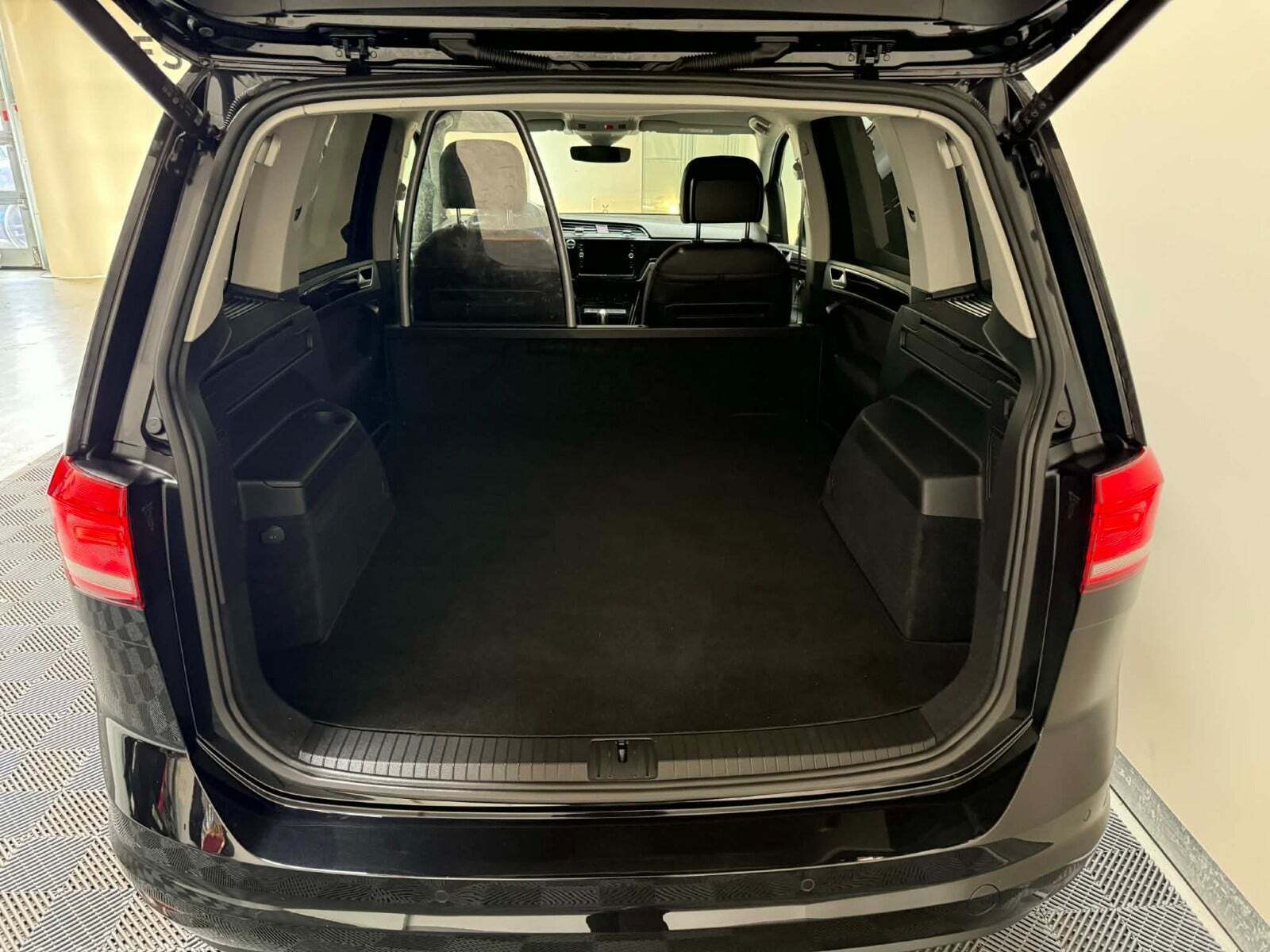 Sort VW Touran fra 2023