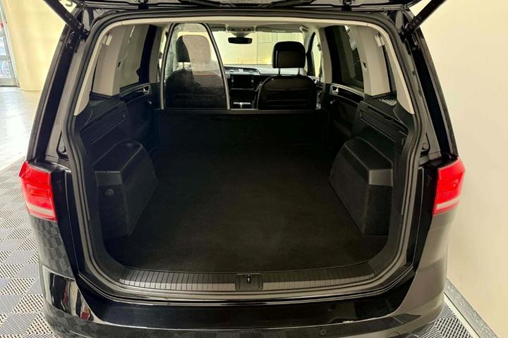 Sort VW Touran fra 2023