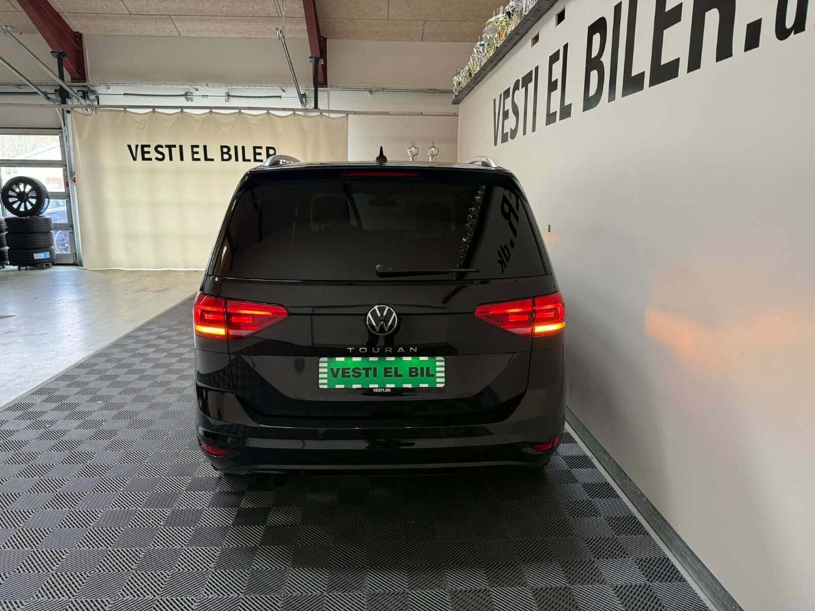 Sort VW Touran fra 2023