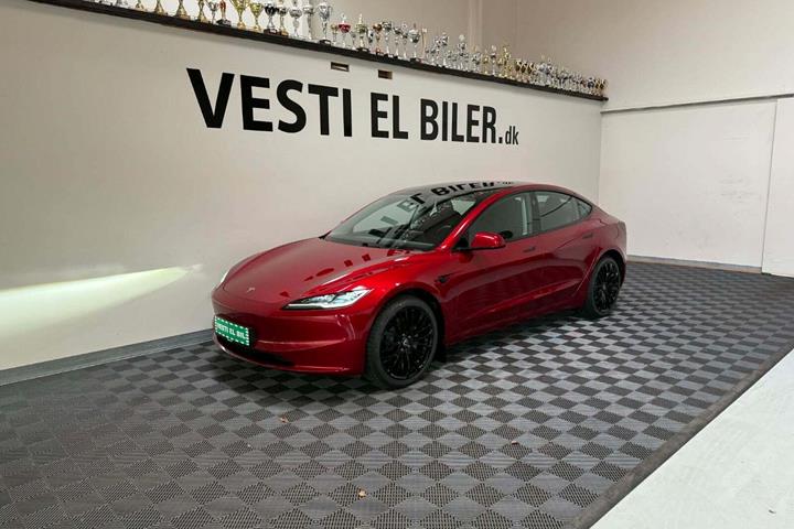 Rød Tesla Model 3 fra 2024