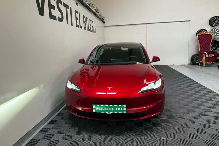 Rød Tesla Model 3 fra 2024
