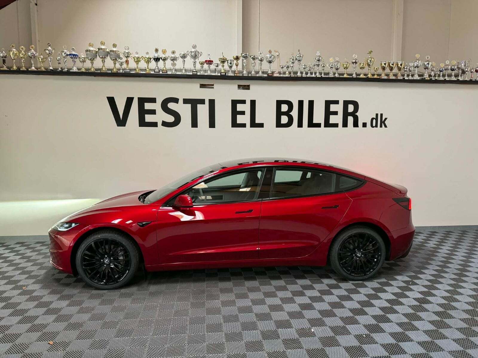 Rød Tesla Model 3 fra 2024