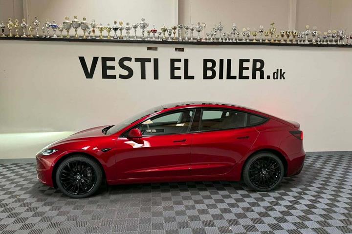 Rød Tesla Model 3 fra 2024