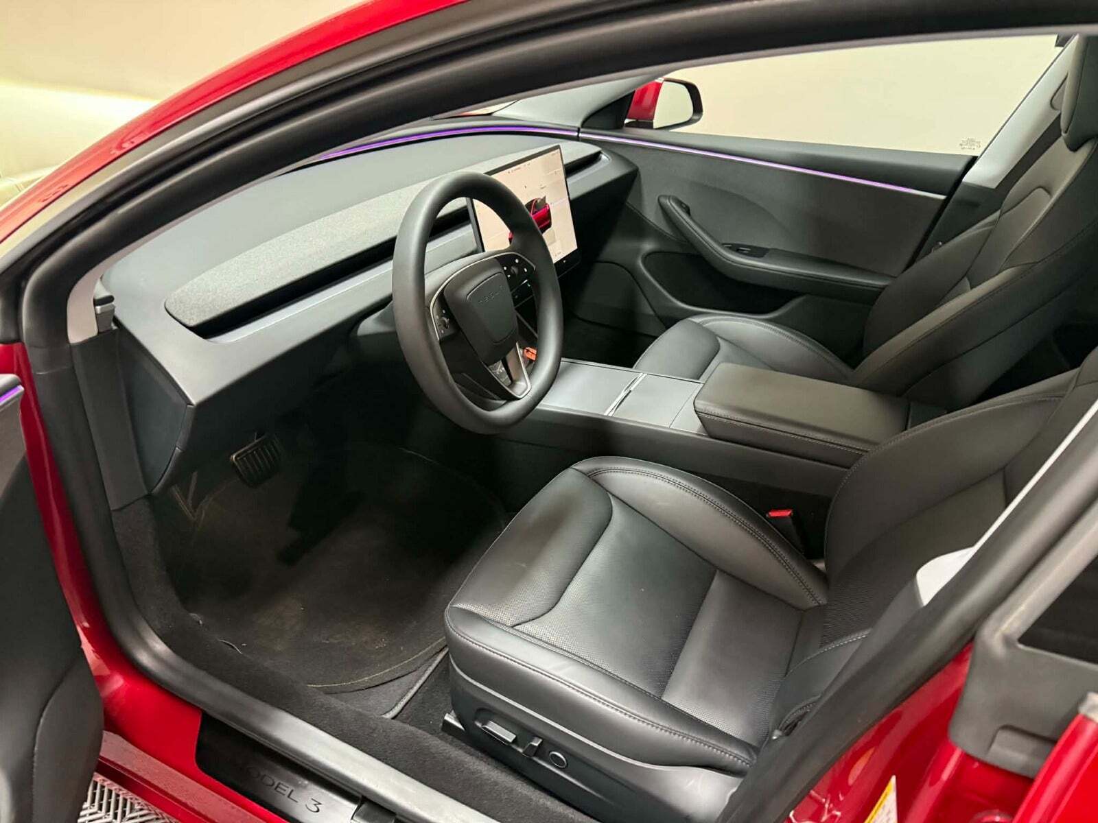 Rød Tesla Model 3 fra 2024