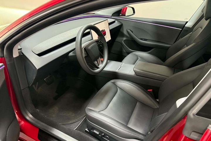 Rød Tesla Model 3 fra 2024