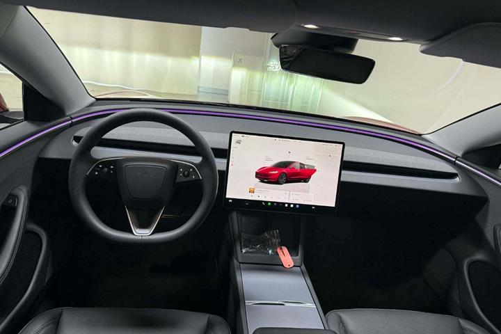 Rød Tesla Model 3 fra 2024