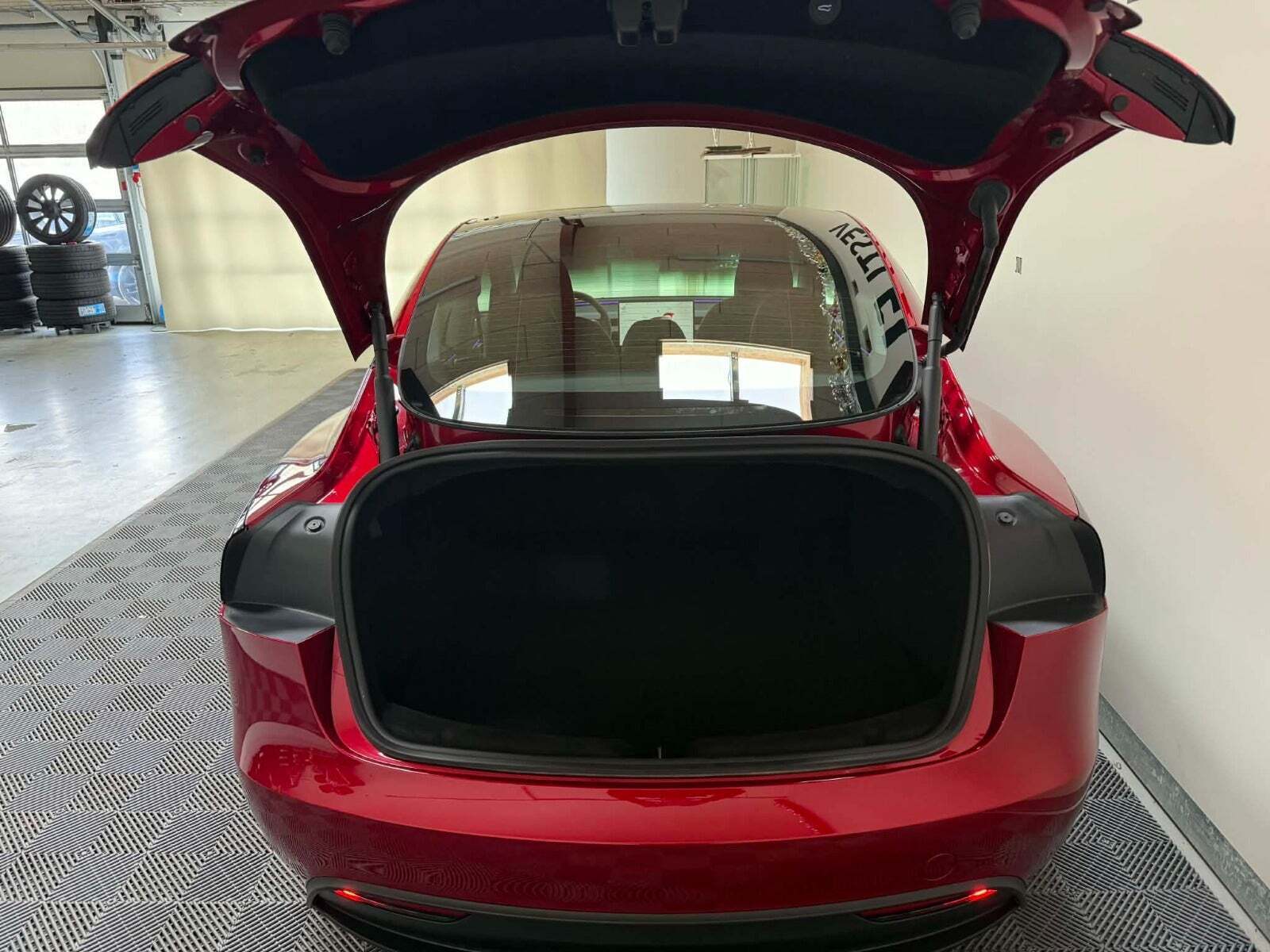 Rød Tesla Model 3 fra 2024