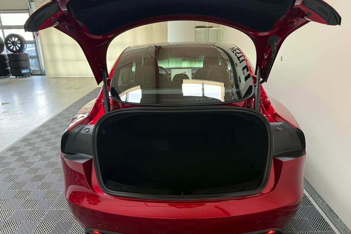Rød Tesla Model 3 fra 2024