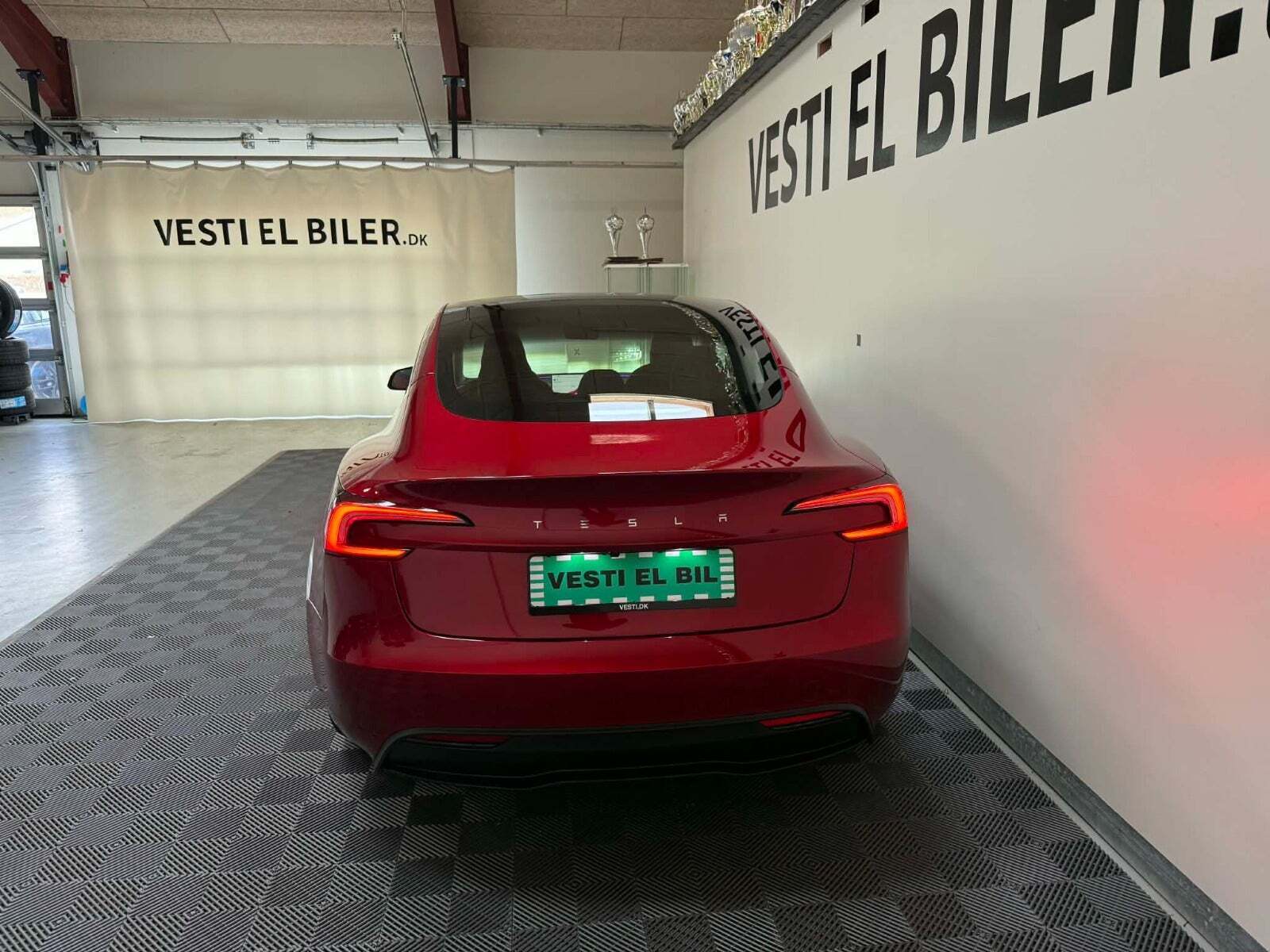 Rød Tesla Model 3 fra 2024