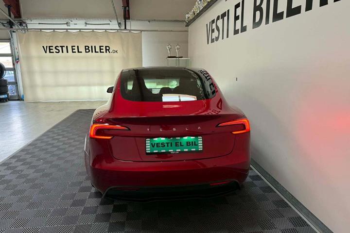 Rød Tesla Model 3 fra 2024